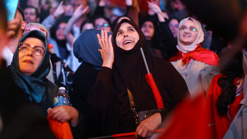 Seguidores de Erdogan celebran su discurso tras las elecciones de este 28 de mayo.