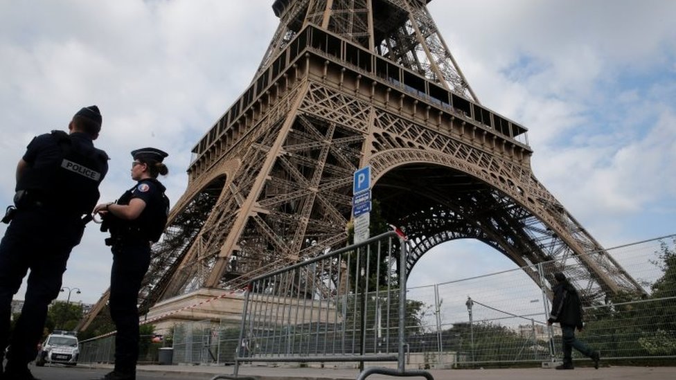 Французская полиция патрулирует возле Эйфелевой башни в рамках мер безопасности в Париже, Франция, 13 июля 2017 года.