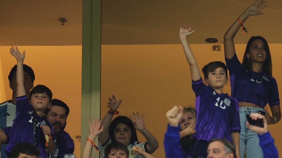 Antonela Mesi i deca u loži stadiona u Kataru