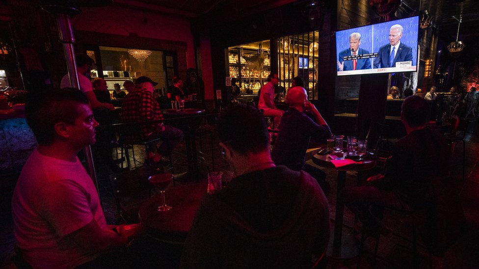 متابعون للمناظرة الأخيرة بين ترامب وبايدن