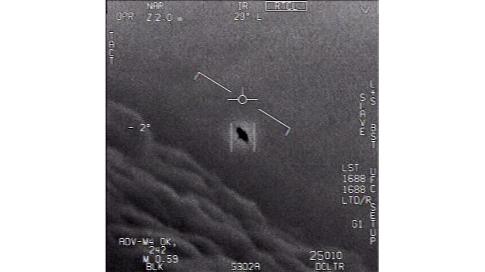 print de vídeo em que piloto identifica objeto no céu