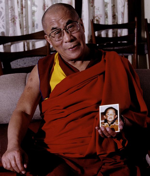 دالاي لاما يحمل صورة بانشن لاما الحادي عشر