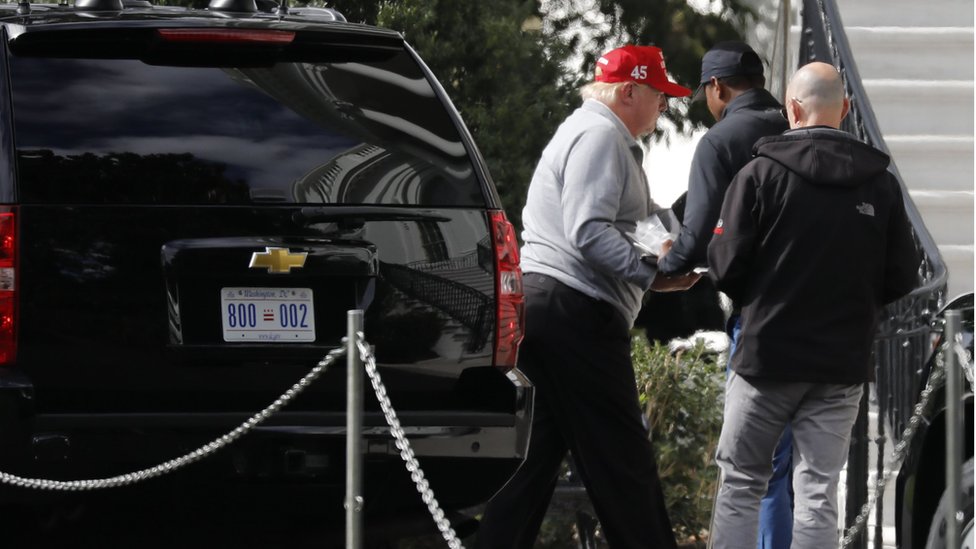 الرئيس الأمريكي دونالد ترامب عائدا إلى البيت الأبيض بعد ممارسة لعبة الجولف يوم السبت