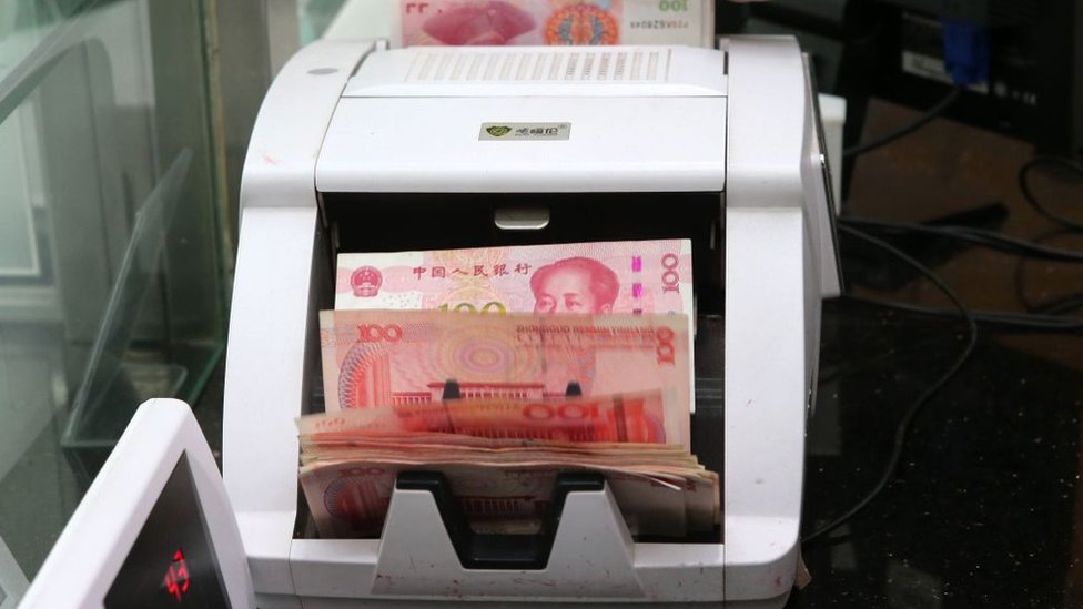 Yuanes en una máquina contadora de billetes