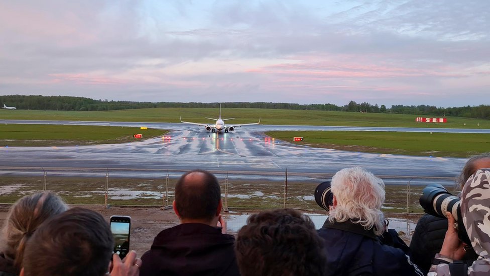 Pesawat Ryanair, Roman Protasevich mendarat di Bandara Vilnius, Lithuania