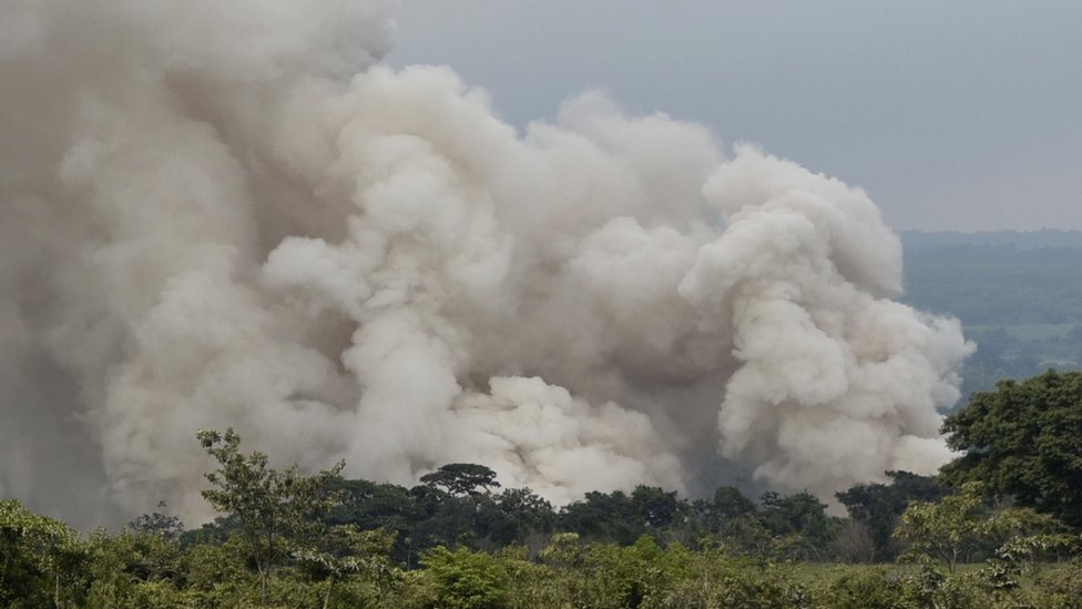 Una columna de humo sobre el Volcán de Fuego