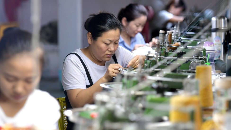 Mujeres trabajando en una fábrica en China.