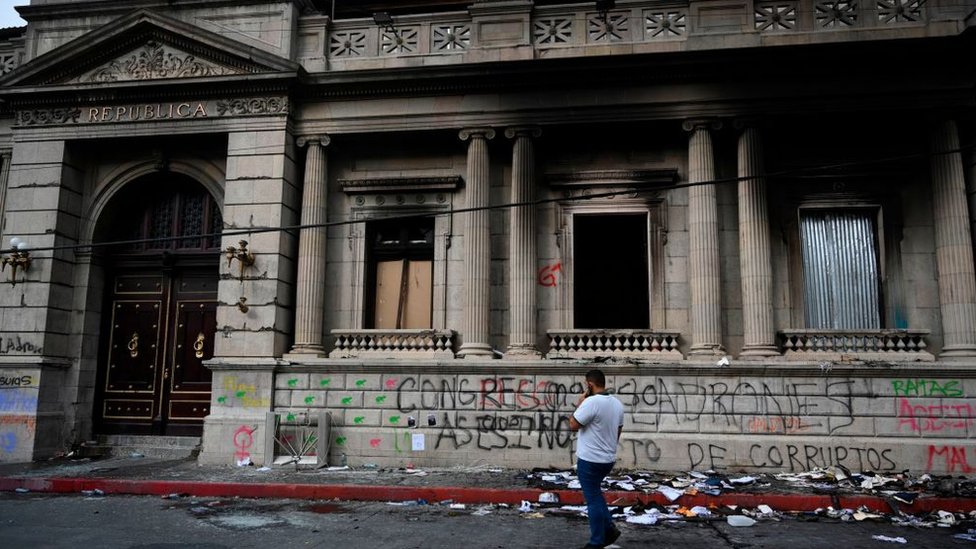 Fachada del Congreso de Guatemala con grafiti, ventanas rotas y ahumadas