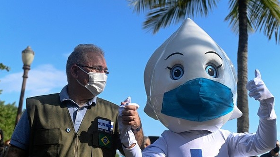 Ministro da Saúde, Marcelo Seguro, dá as mãos para Zé Gotinha de máscaras