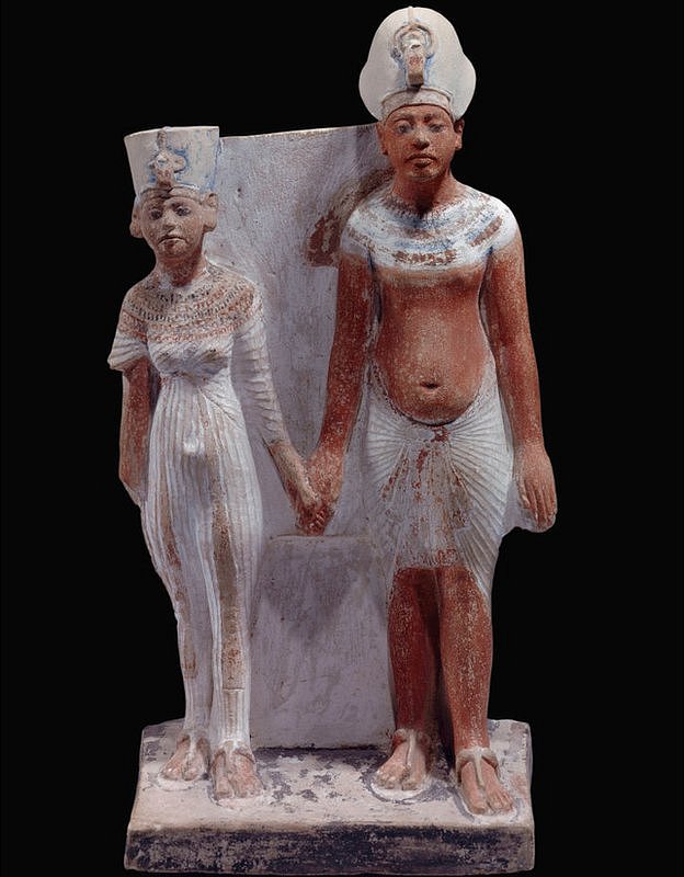 La pareja real empezó a creer que era divina. Figura en arcilla de Akenatón y Nefertiti