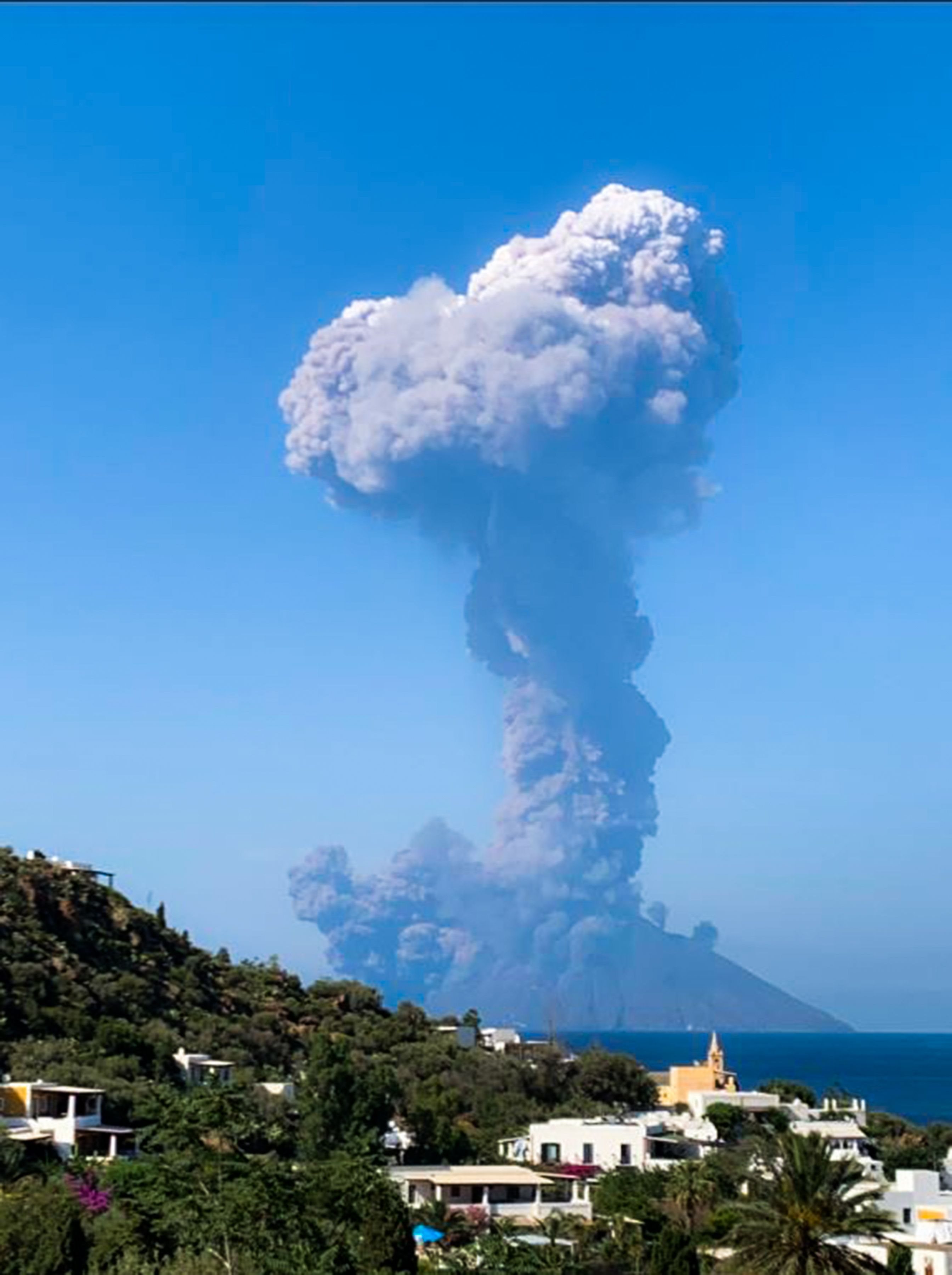 Пепел поднимается из вулкана с островом Панарея впереди