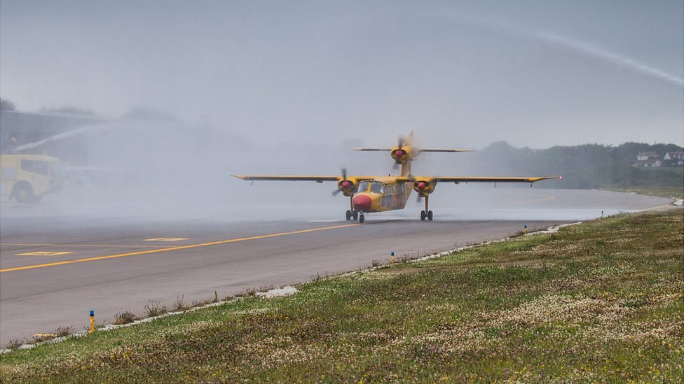 G-Joey встречает водный салют в аэропорту Гернси после завершения своего последнего полета