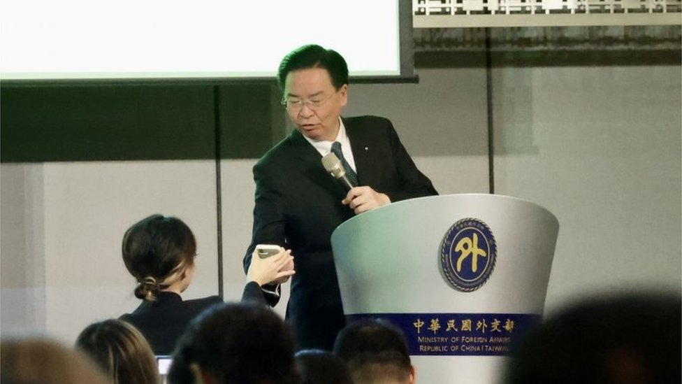 台灣外交部長吳釗燮在新聞發佈會上時，手機也收到相關警報。