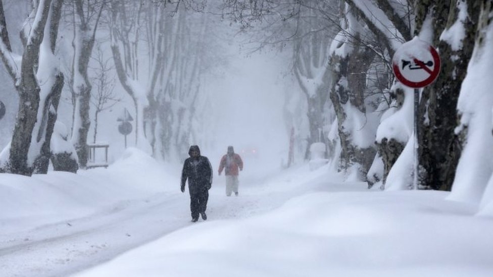 Люди идут во время сильного снегопада в Стамбуле, Турция. Фото: 9 января 2017 г.