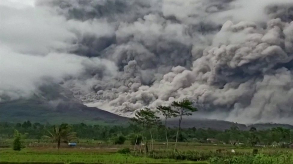 Огромные облака пепла поднимаются с горы Семеру
