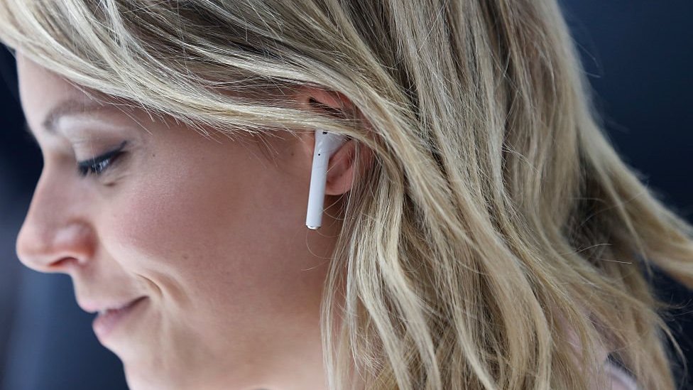 Apple está compitiendo con Spotify, entre otros, en la oferta de suscripciones de música. Apple AirPods