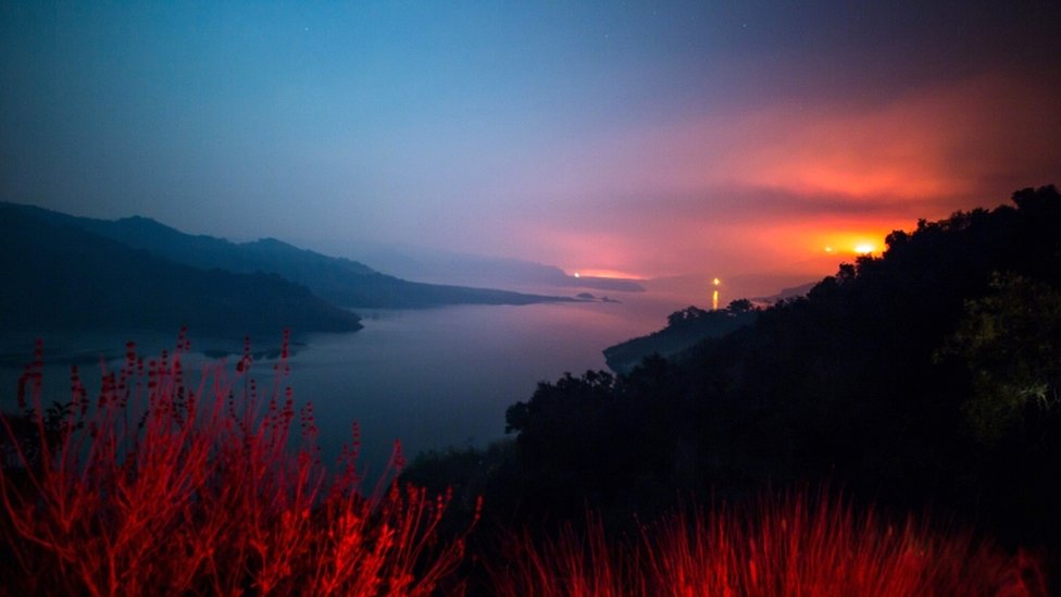 Огонь Томаса горит на склоне холма за озером Каситас в Вентуре, Калифорния, 8 декабря 2017 г.