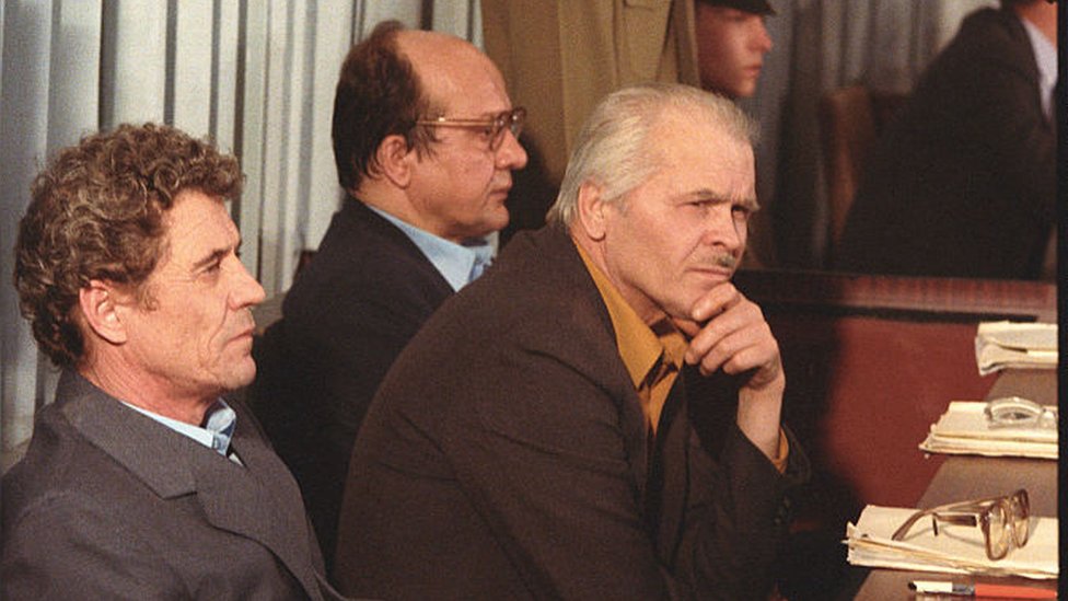 維克多·布卡諾夫（左）、阿納托利·迪亞特洛夫（中）、尼古萊·福明（右）1987年7月出庭