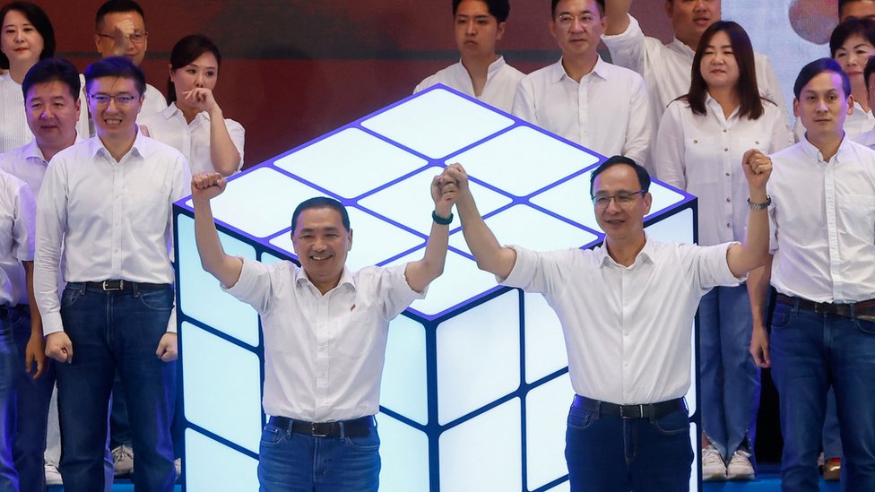 侯友宜（前左）與朱立倫（前右）在新北市中國國民黨週年大會上拍攝群體照（23/7/2023）