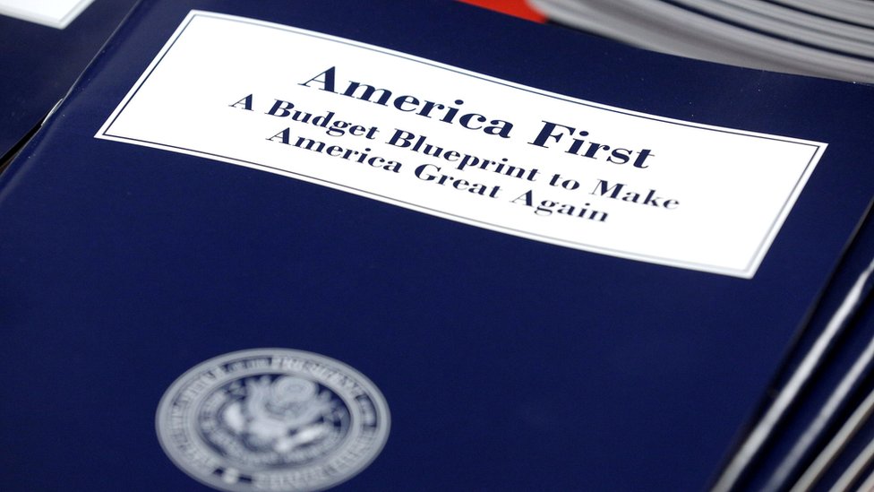 El presidente Donald Trump anunció a mediados de marzo algunas de las medidas que formarán parte de su presupuesto para el año fiscal 2018. Carpeta del presupuesto del año fiscal 2018 para Estados Unidos