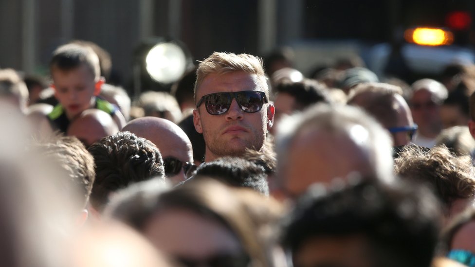 Бывший капитан сборной Англии по крикету Эндрю «Фредди» Флинтофф в толпе перед пикетом на Альберт-сквер,