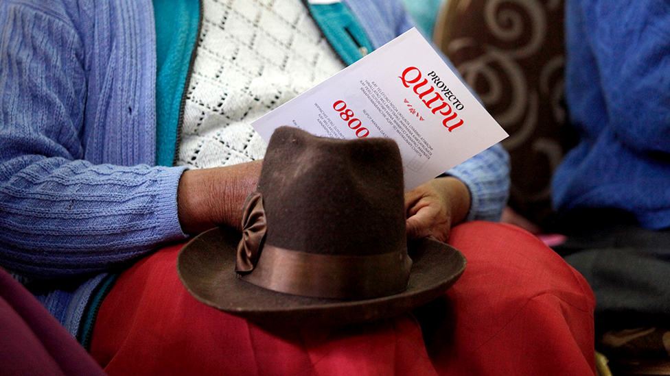 Перуанская женщина с листовкой Quipu