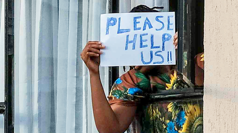 Кто-то находится на карантине в Кении с табличкой «Пожалуйста, помогите нам» - апрель 2020 г.