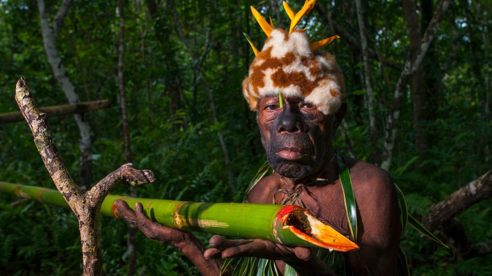 Un hechicero y sanador de Kavieng, Papua Nueva Guinea