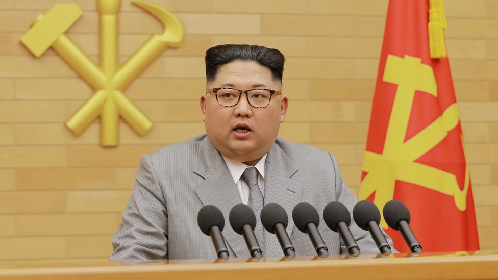 Лидер Северной Кореи Ким Чен Ын выступает во время новогодней речи на этой фотографии, опубликованной Центральным корейским информационным агентством (KCNA) в Пхеньяне 1 января 2018 года.