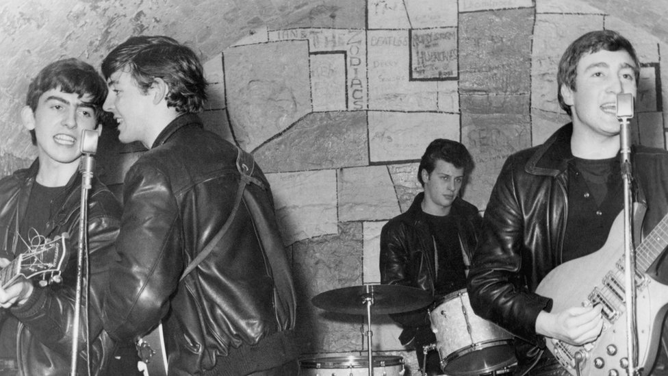 The Beatles выступают на сцене Cavern Club в феврале 1961 года в Ливерпуле, Англия. (Слева направо) Джордж Харрисон, Пол Маккартни, Пит Бест, Джон Леннон
