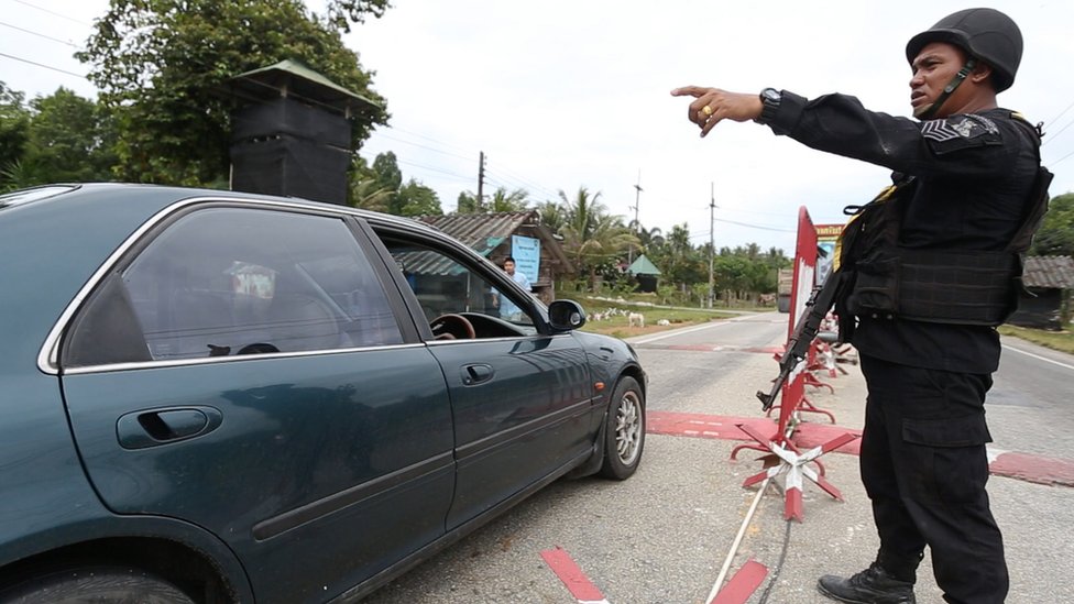 Автомобиль останавливается на блокпосту в провинции Наратхиват.