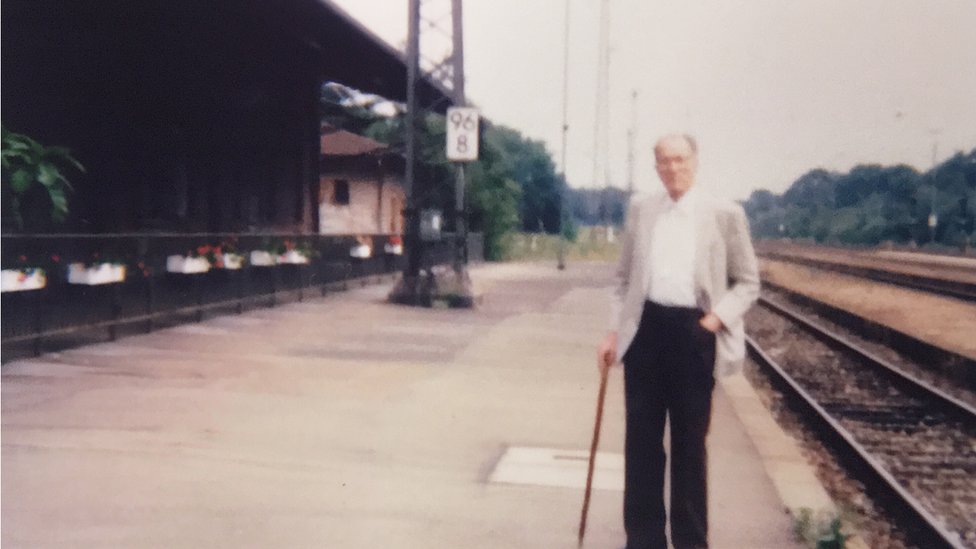 Фрэнк Так в 1989 году рядом с железнодорожной веткой Германии
