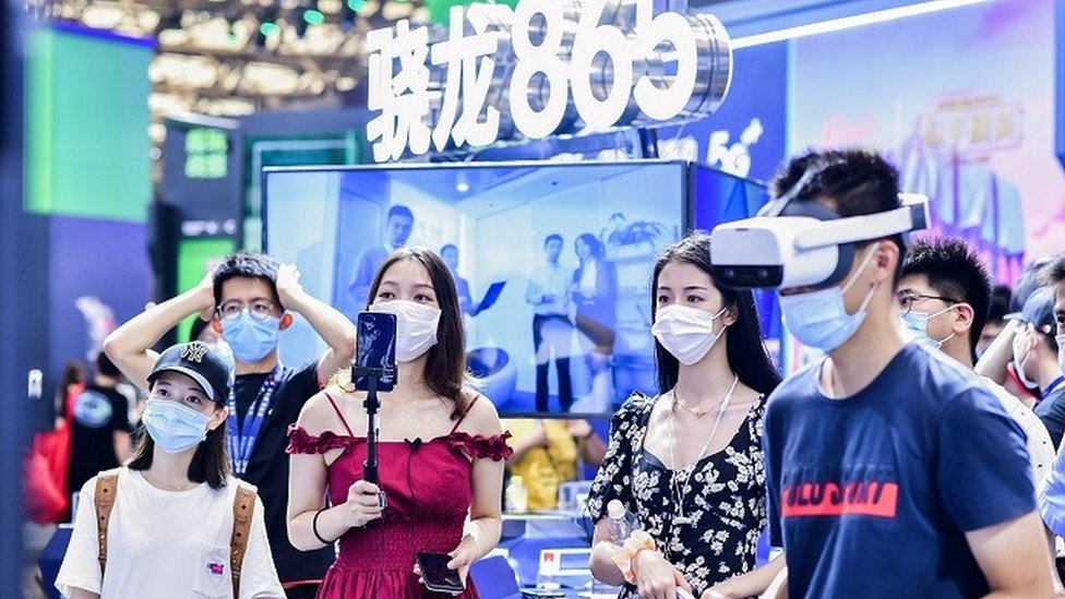 Участники выставки видеоигр ChinaJoy в Шанхае.