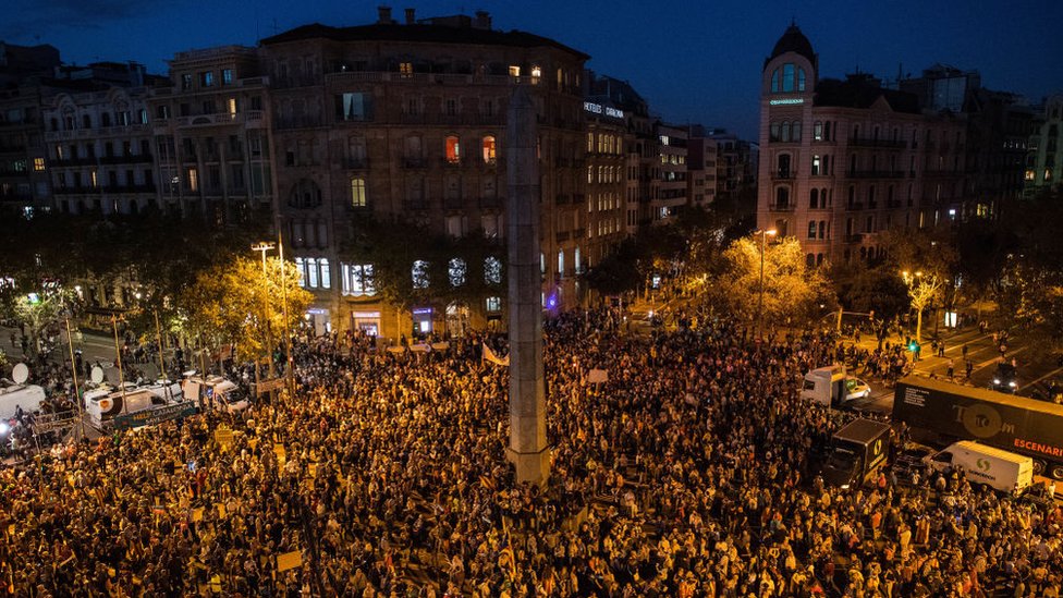 Muchos catalanes protestaron el martes por la decisión de la jueza de mantener bajo arresto a "los Jordis". Manifestación