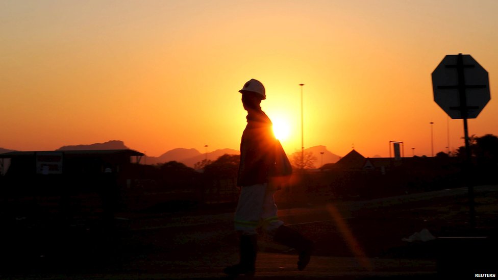 Шахтер возвращается со своей смены в поселке Нканенг возле рудника Лонмин в Рустенбурге, к северо-западу от Йоханнесбурга, 26 июня 2015 г.
