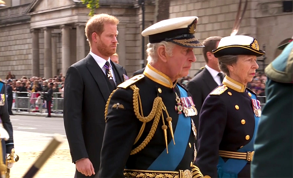 出殯隊伍中走在棺槨後面的哈里王子、查爾斯三世國王和安妮長公主和其他王室高級成員。