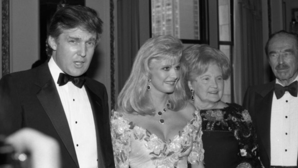 Donald Trump con sus padres y su exesposa Ivana en 1989.