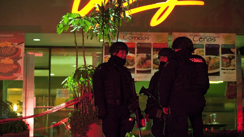 Dos policías frente a la escena de un crimen en Polanco