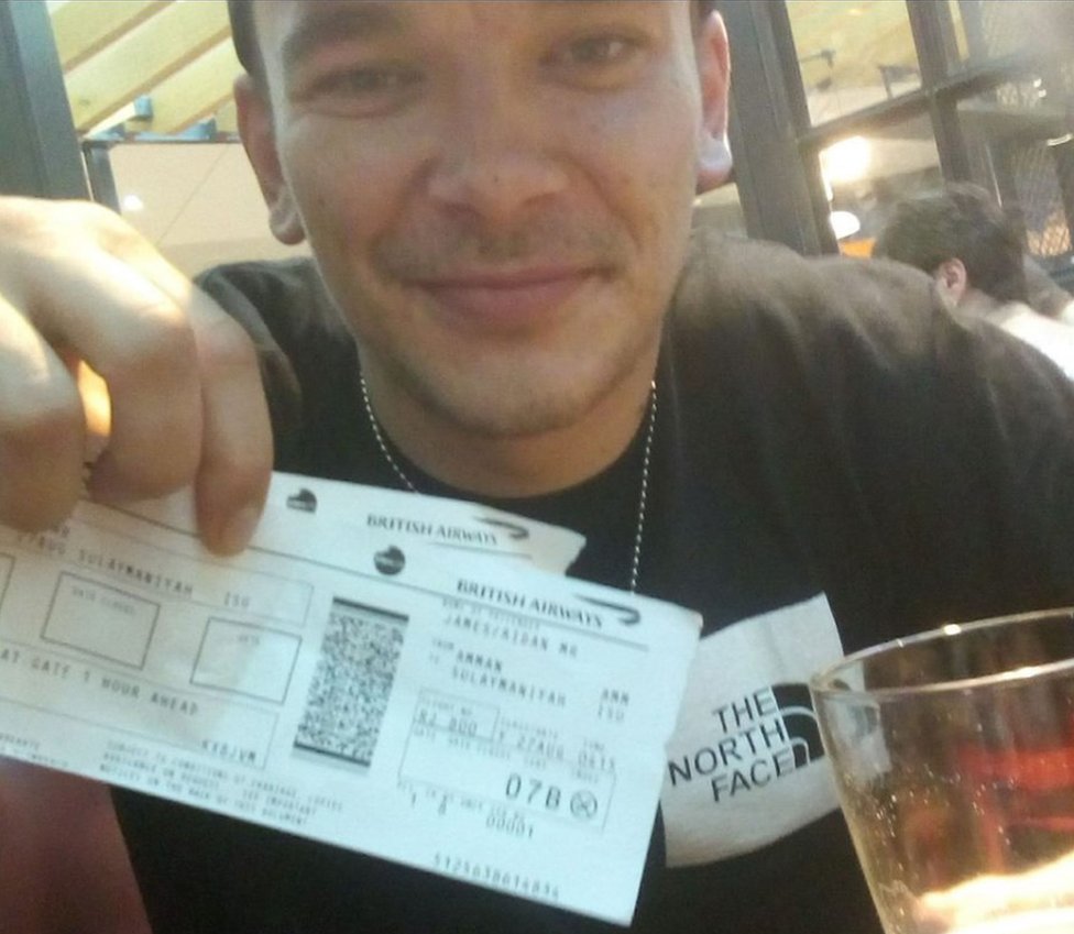 Эйдан Джеймс держит билеты на самолет из аэропорта Манчестера в Ирак