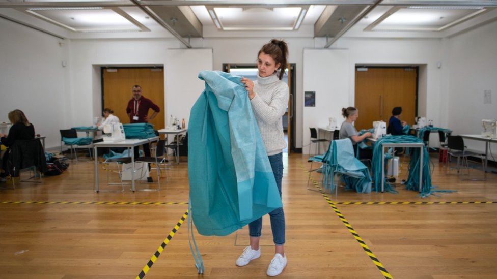 Волонтеры производят хирургические халаты в Школе моды