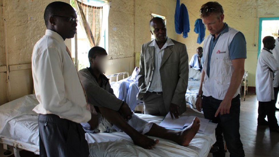 Доктор Кнут Эрик Ховда с пациентом, отравившимся метанолом в Кении