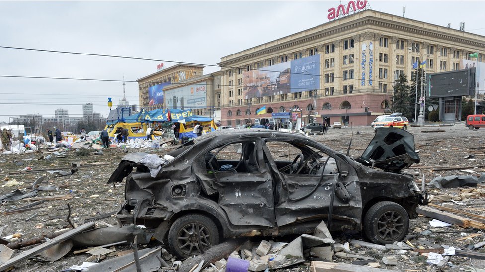 Vista de la plaza frente al Ayuntamiento de Járkiv, destrozada por los ataques rusos.