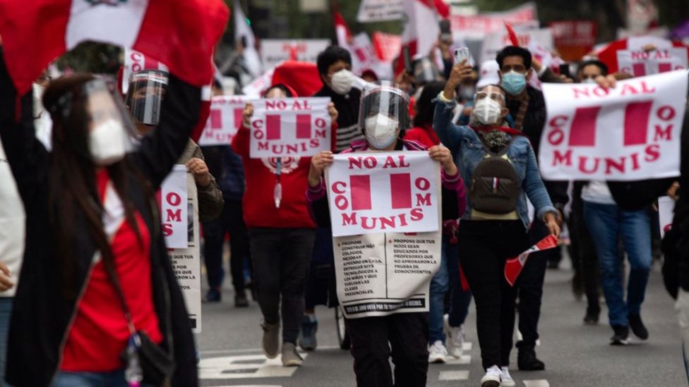 Detractores de Pedro Castillo protestan con pancartas que dicen "no al comunismo".