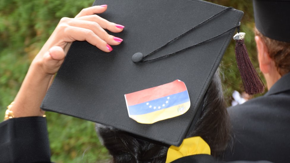 Перевернутый венесуэльский флаг можно увидеть прикрепленным к минометной доске на выпускной церемонии в Андском университете
