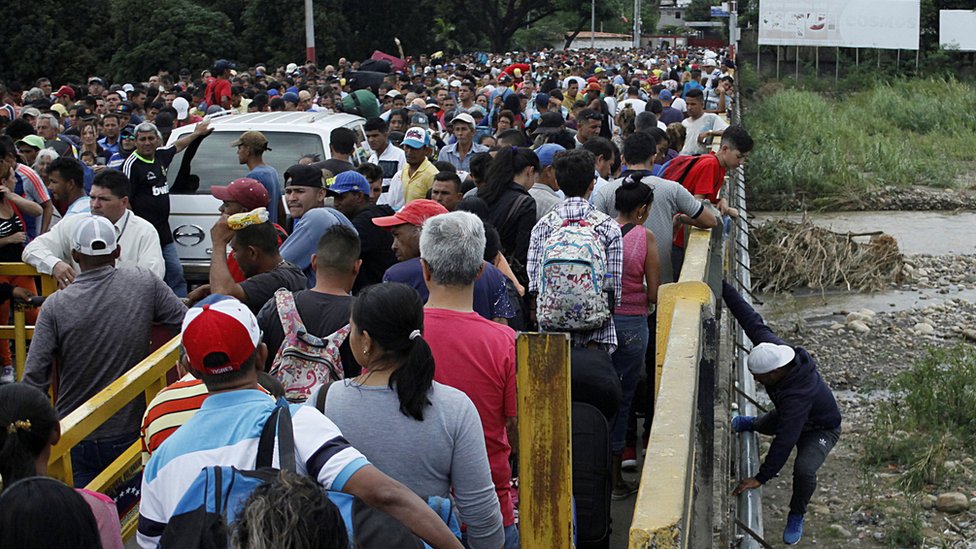 Venezolanos cruzando hacia Colombia.