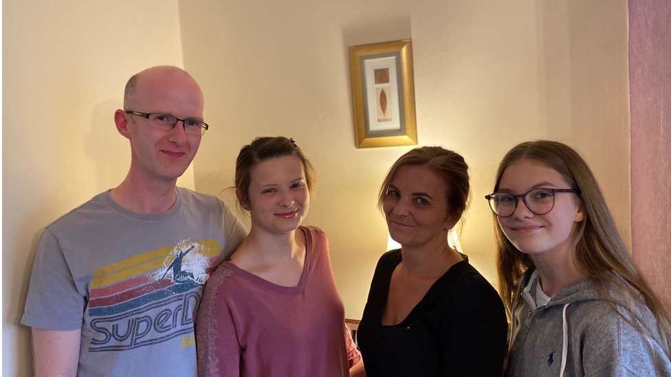 Виктория (справа) с тремя членами ее семьи, у которых положительный результат теста на коронавирус