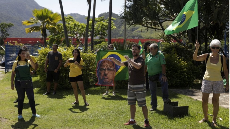 Демонстранты поддерживают социальную дистанцию, протестуя против мер губернатора Рио-де-Жанейро Уилсона Витцеля в отношении вспышки коронавирусной болезни (COVID-19) и в поддержку президента Бразилии Жаира Болсонару в Рио-де-Жанейро, Бразилия, 28 марта 2020 г.