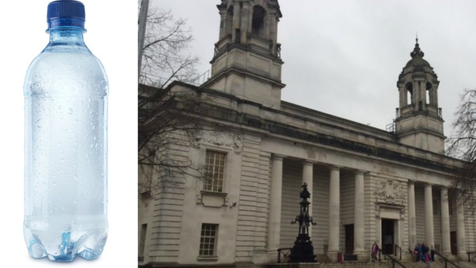 Бутылка воды и Королевский суд Кардиффа