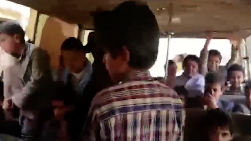 Видео, выпущенное хуситами, показывает школьников в автобусе примерно за час до того, как он был разбомблен саудовской коалицией в Дахайяне, Йемен (11 августа 2018 г.)