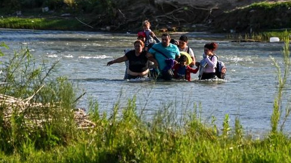 Una familia de venezolanos cruzando el río Bravo hacia EE.UU.